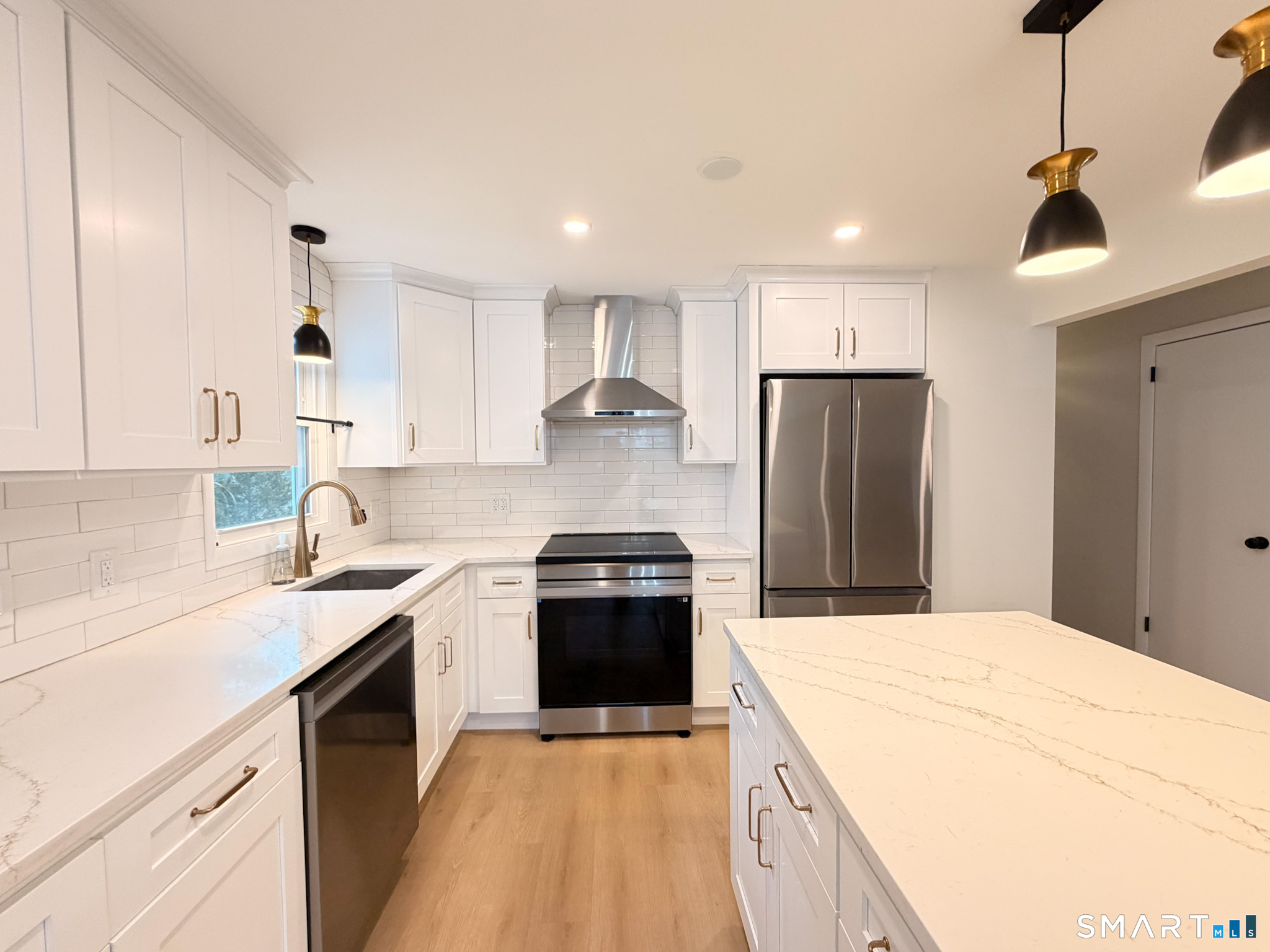 33 Forest Avenue Groton, CT 06355 - Photo 3 of 38