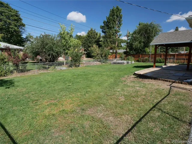 a view of a yard in front of house