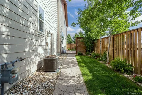 a view of a back yard