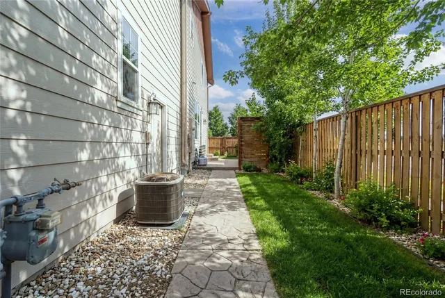 a view of a back yard