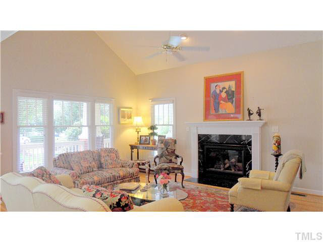 10415 Hallingdale Court Raleigh, NC 27614 - Photo 4 of 25 Living Room