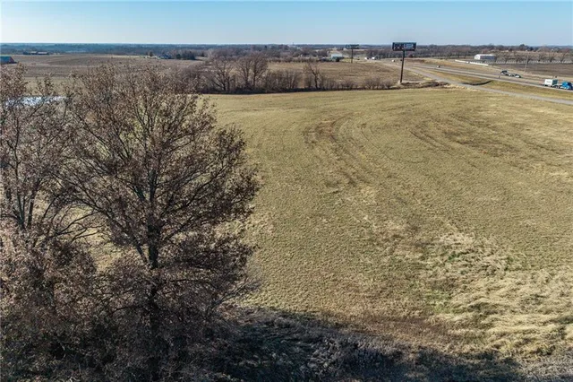 $250,000 | 40 Highway 40, Higginsville, MO 64037