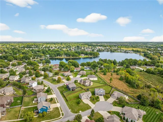 $390,000 | 117 South Westglen Drive, Raymore, MO 64083