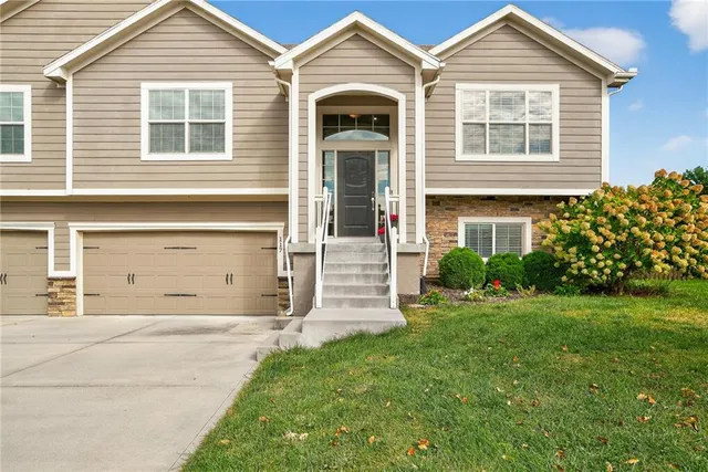 $390,000 | 117 South Westglen Drive, Raymore, MO 64083