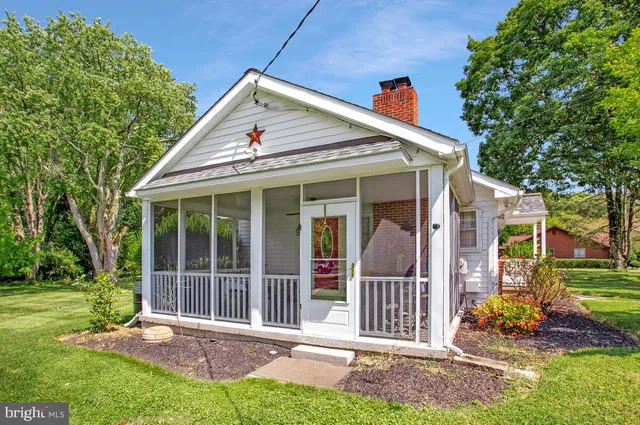 a view of a house with backyard and garden