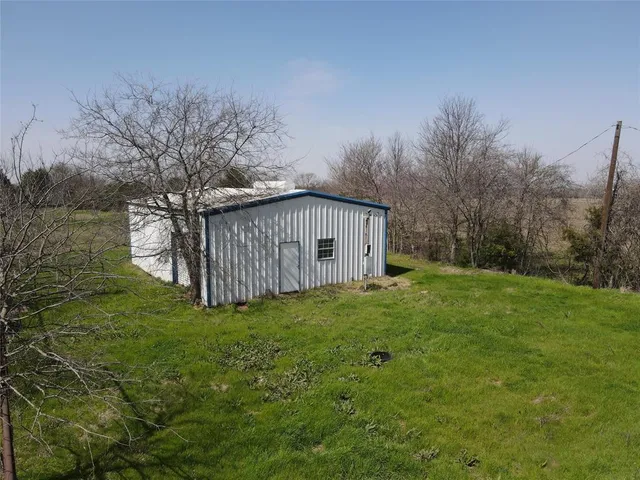 a view of a house with backyard and garden