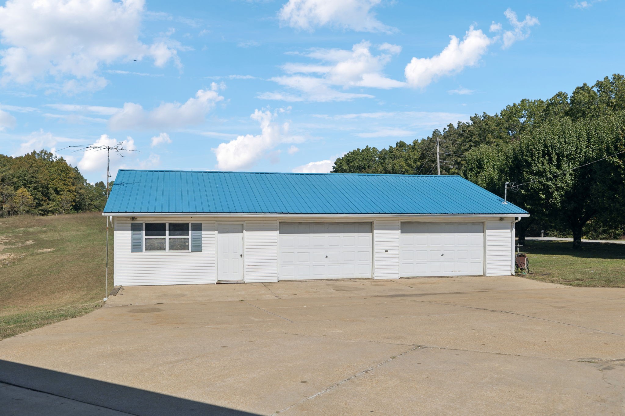 240 Hurst Road Hohenwald, TN 38462 - Photo 47 of 76 front view of a house with a garage