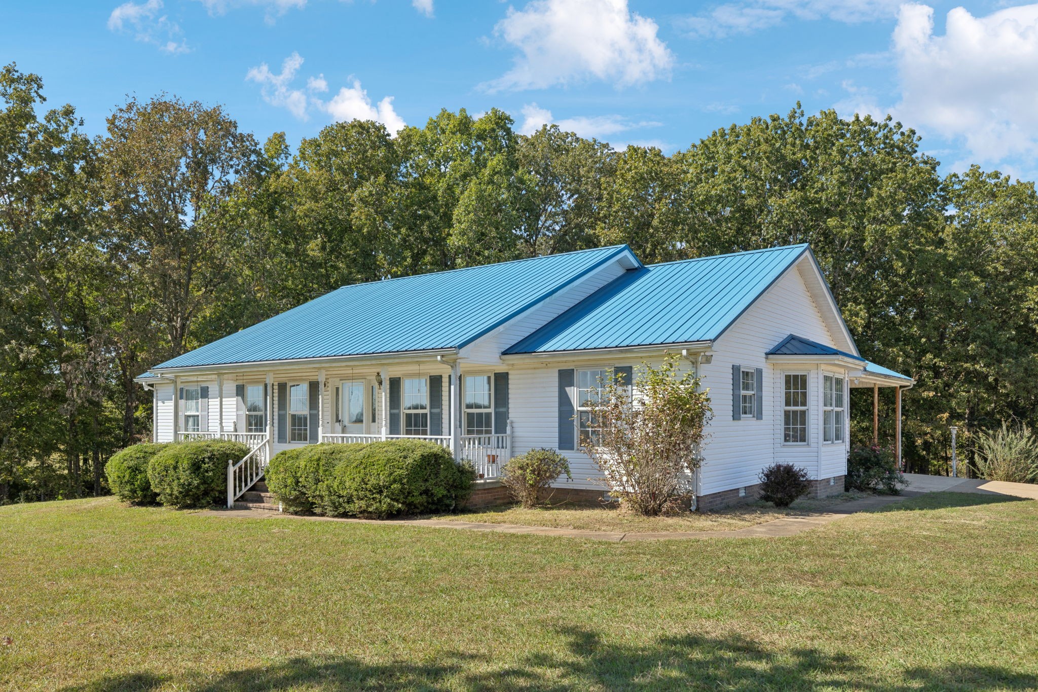 240 Hurst Road Hohenwald, TN 38462 - Photo 5 of 76 a front view of a house with a garden