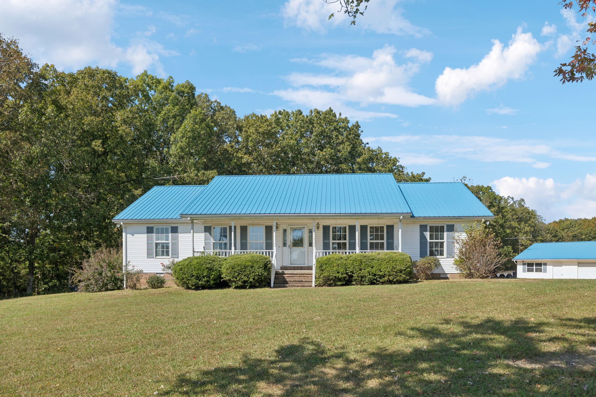 240 Hurst Road Hohenwald, TN 38462 - Photo 6 of 76 a front view of a house with a yard