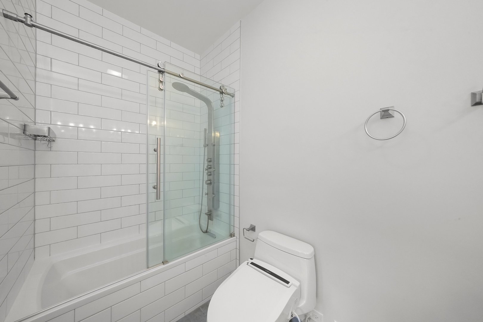 1026 West Monroe Street Chicago, IL 60607 - Photo 20 of 30 a bathroom with a shower and bathtub