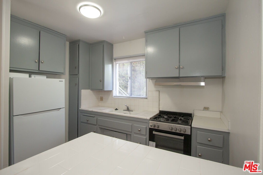 11521 Rochester Avenue, Unit 1 Los Angeles, CA 90025 - Photo 3 of 9 Gallery Image 3