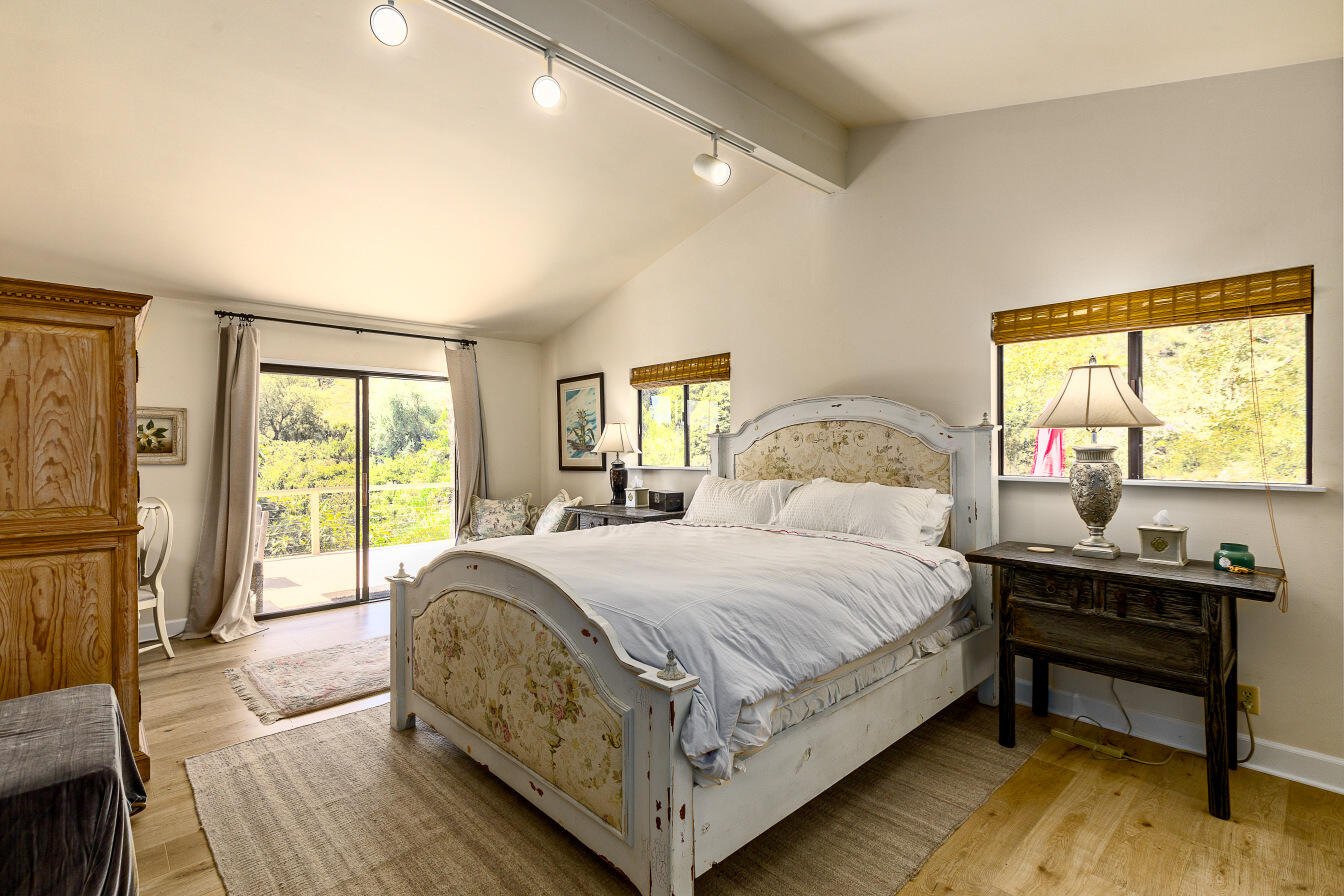401 Loma Media Road Santa Barbara, CA 93103 - Photo 13 of 29 Primary en-suite bedroom