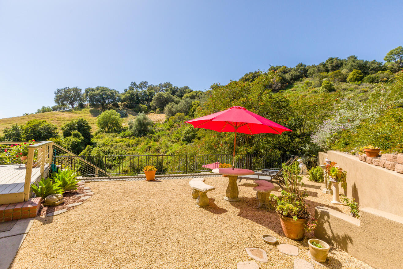 401 Loma Media Road Santa Barbara, CA 93103 - Photo 26 of 29 Level back yard