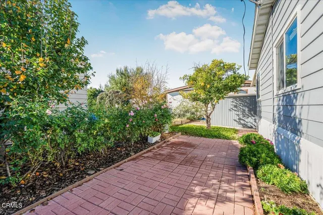 a view of a pathway with a pathway