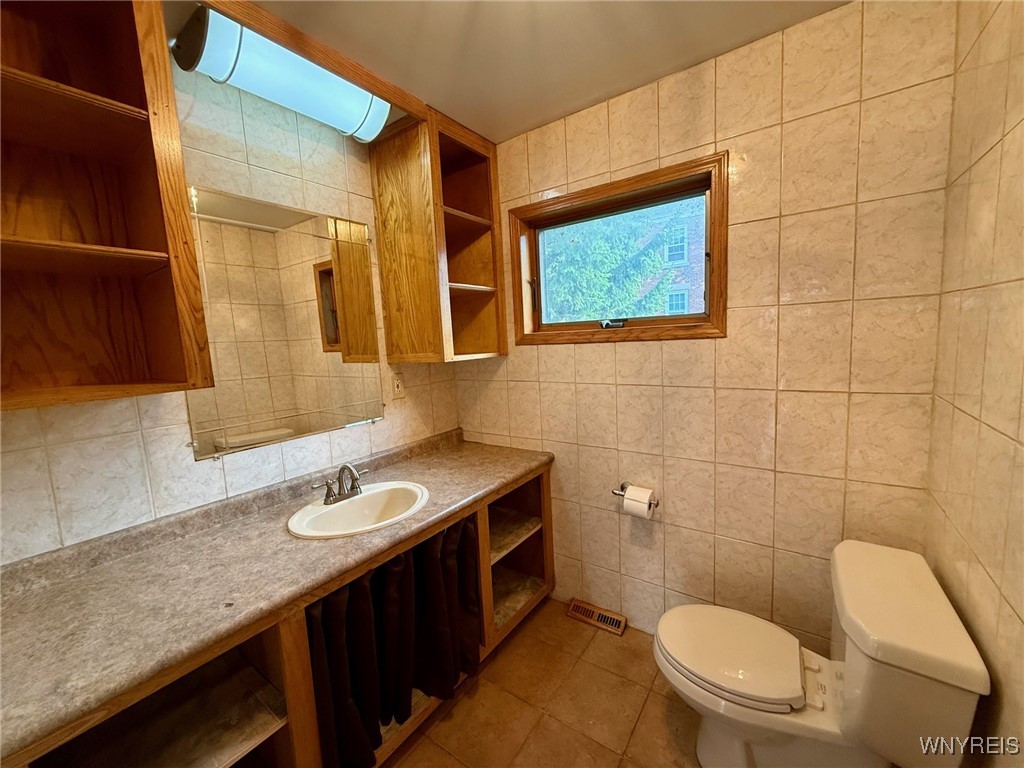 4628 Creek Rd Extension Lewiston, NY 14092 - Photo 25 of 39 Primary full bath