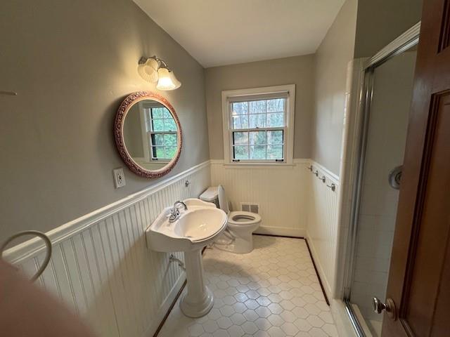 3324 Henderson Creek Road Atlanta, GA 30341 - Photo 25 of 29 a bathroom with a toilet a sink and a mirror