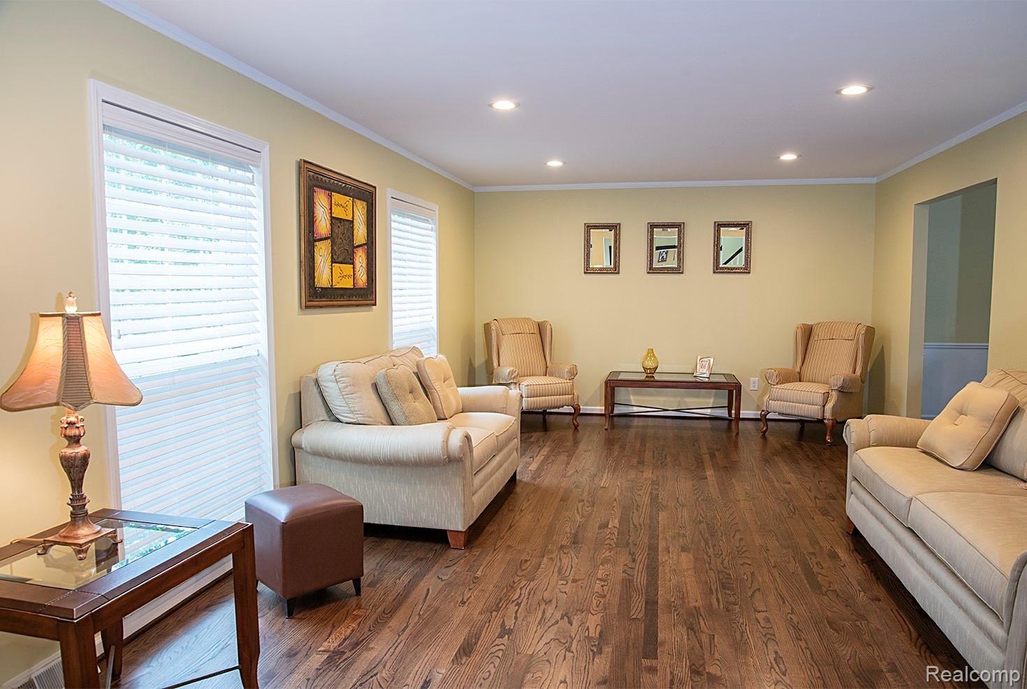 35897 Charter Crest Road Farmington, MI 48335 - Photo 5 of 26 Living Room