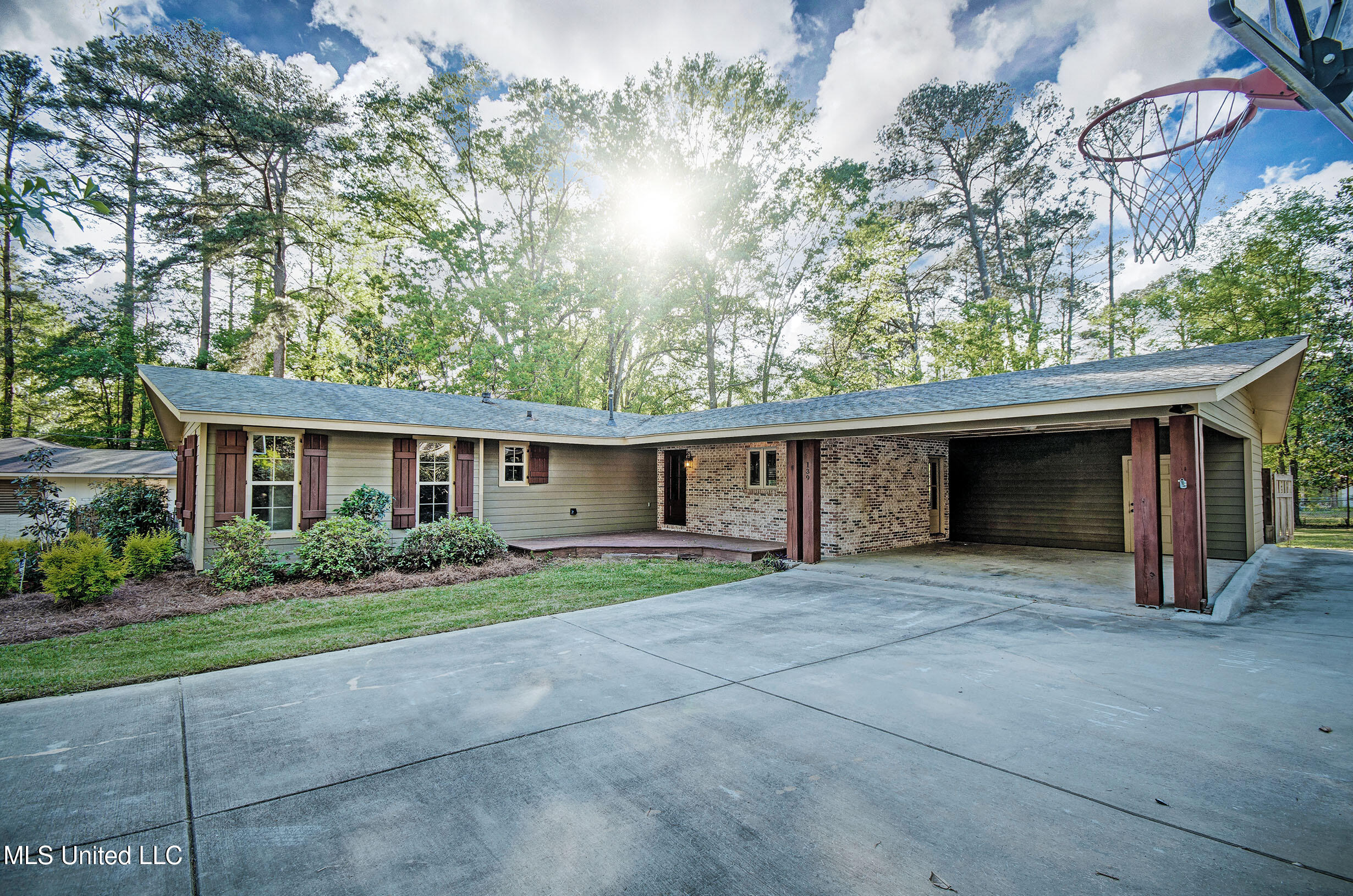 139 Chippewa Circle Jackson, MS 39211 - Photo 3 of 43 IMGP6172_3_4