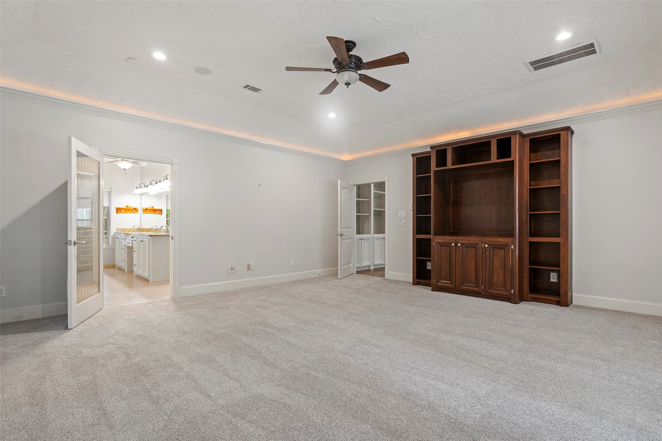 519 Dodge-Oakhurst Road Huntsville, TX 77320 - Photo 23 of 50 a view of an empty room with a ceiling fan