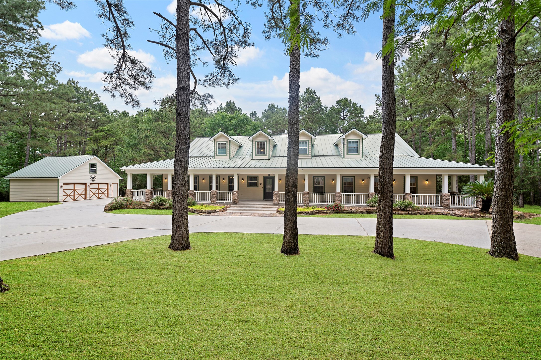 519 Dodge-Oakhurst Road Huntsville, TX 77320 - Photo 3 of 50 a front view of a house with a swimming pool