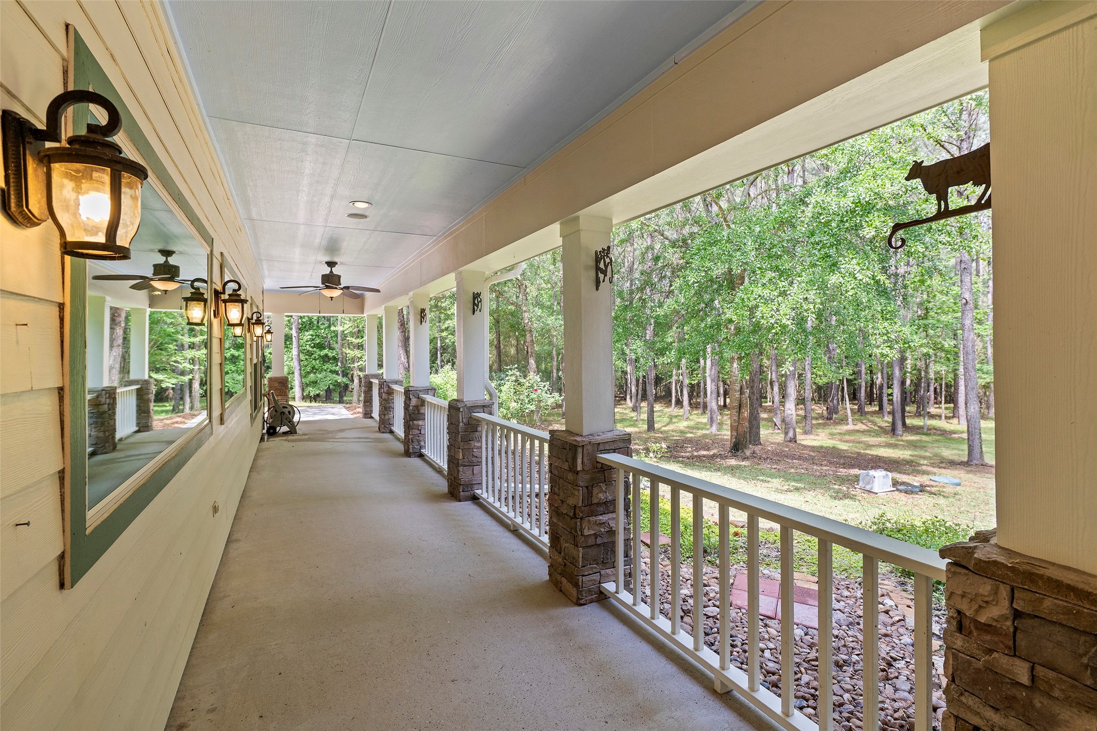 519 Dodge-Oakhurst Road Huntsville, TX 77320 - Photo 38 of 50 a view of porch with a large window