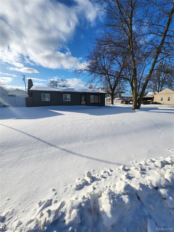47585 Greenview Road Utica, MI 48317 - Photo 2 of 27 Gallery Image 2