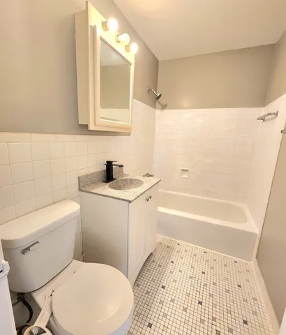 $169,900 | 9950 South 84th Terrace, Unit 2L5, Palos Hills, IL 60465