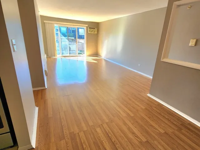 $169,900 | 9950 South 84th Terrace, Unit 2L5, Palos Hills, IL 60465