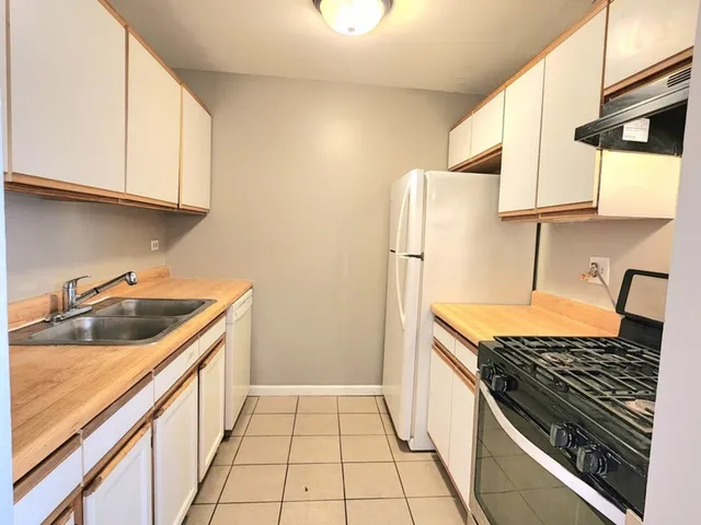 $169,900 | 9950 South 84th Terrace, Unit 2L5, Palos Hills, IL 60465