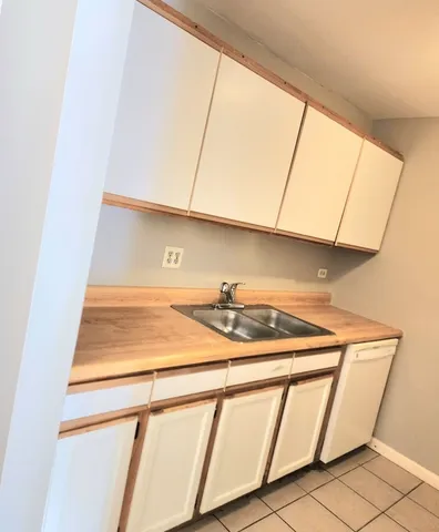 $169,900 | 9950 South 84th Terrace, Unit 2L5, Palos Hills, IL 60465