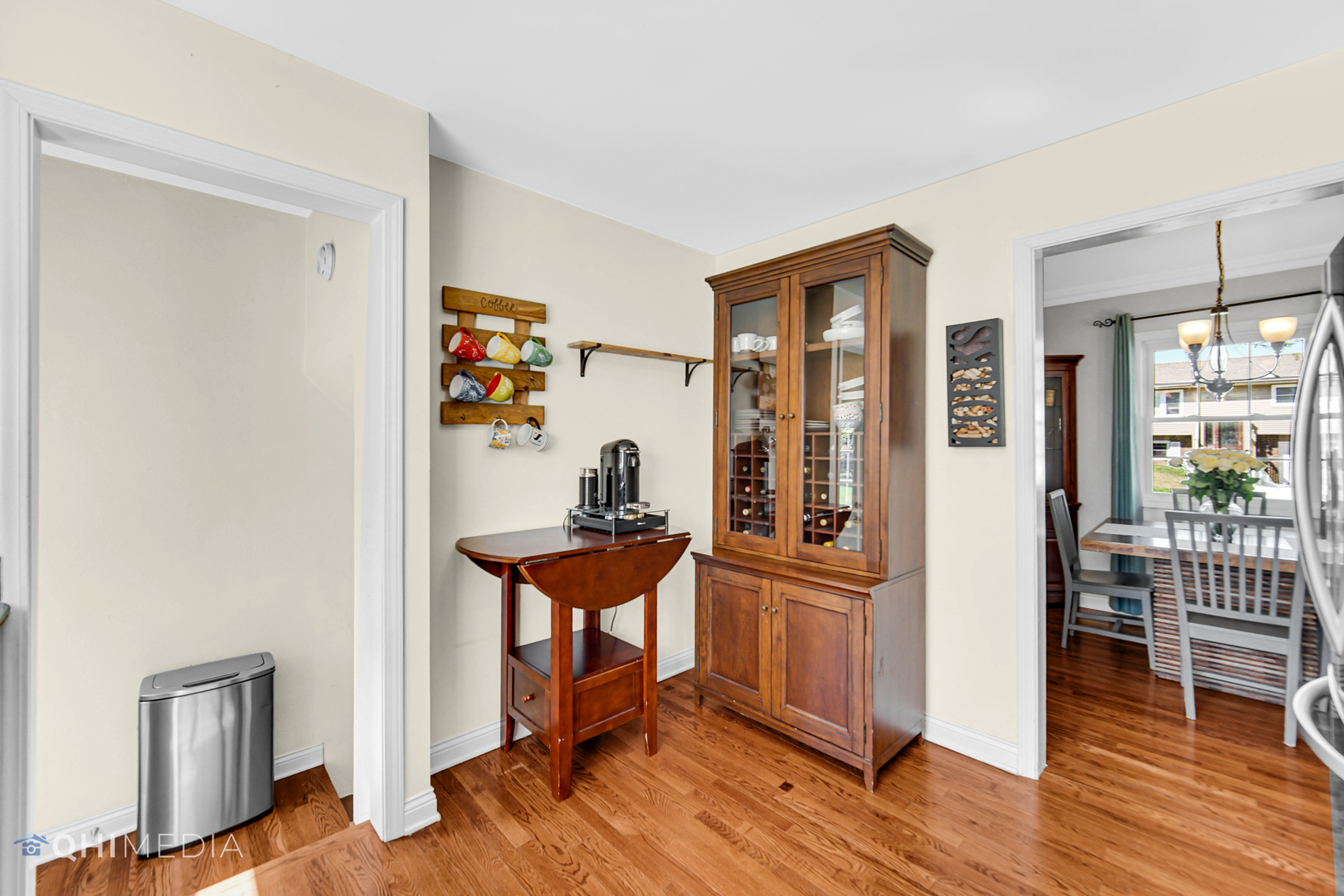 509 4th Street Lemont, IL 60439 - Photo 11 of 34 a view of a livingroom with furniture and wooden floor