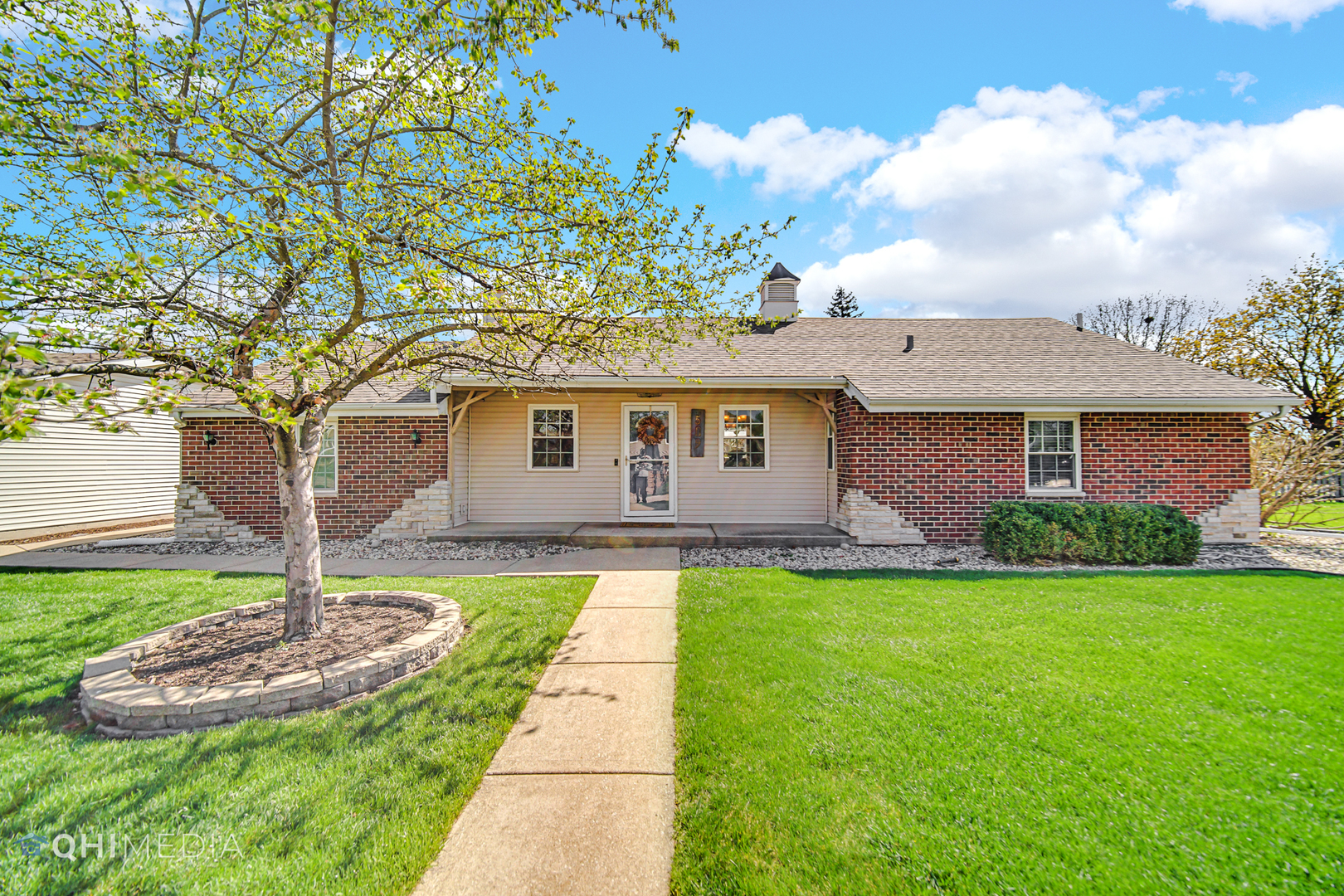 509 4th Street Lemont, IL 60439 - Photo 2 of 34 a front view of a house with a yard