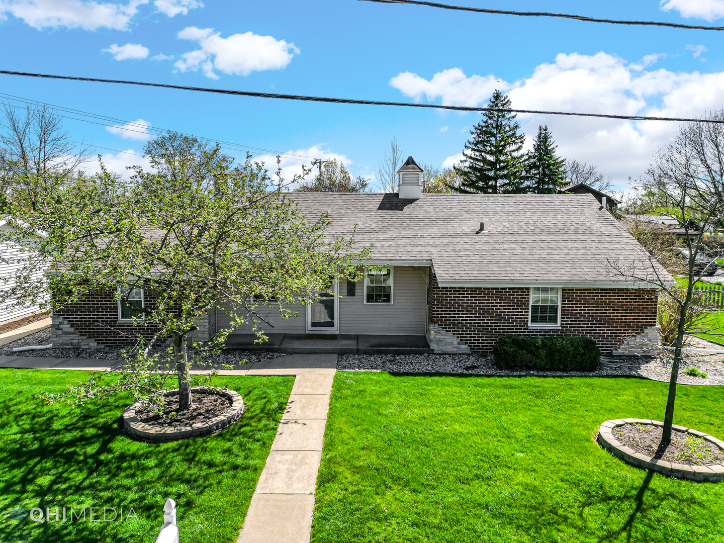 509 4th Street Lemont, IL 60439 - Photo 28 of 34 a front view of a house with garden