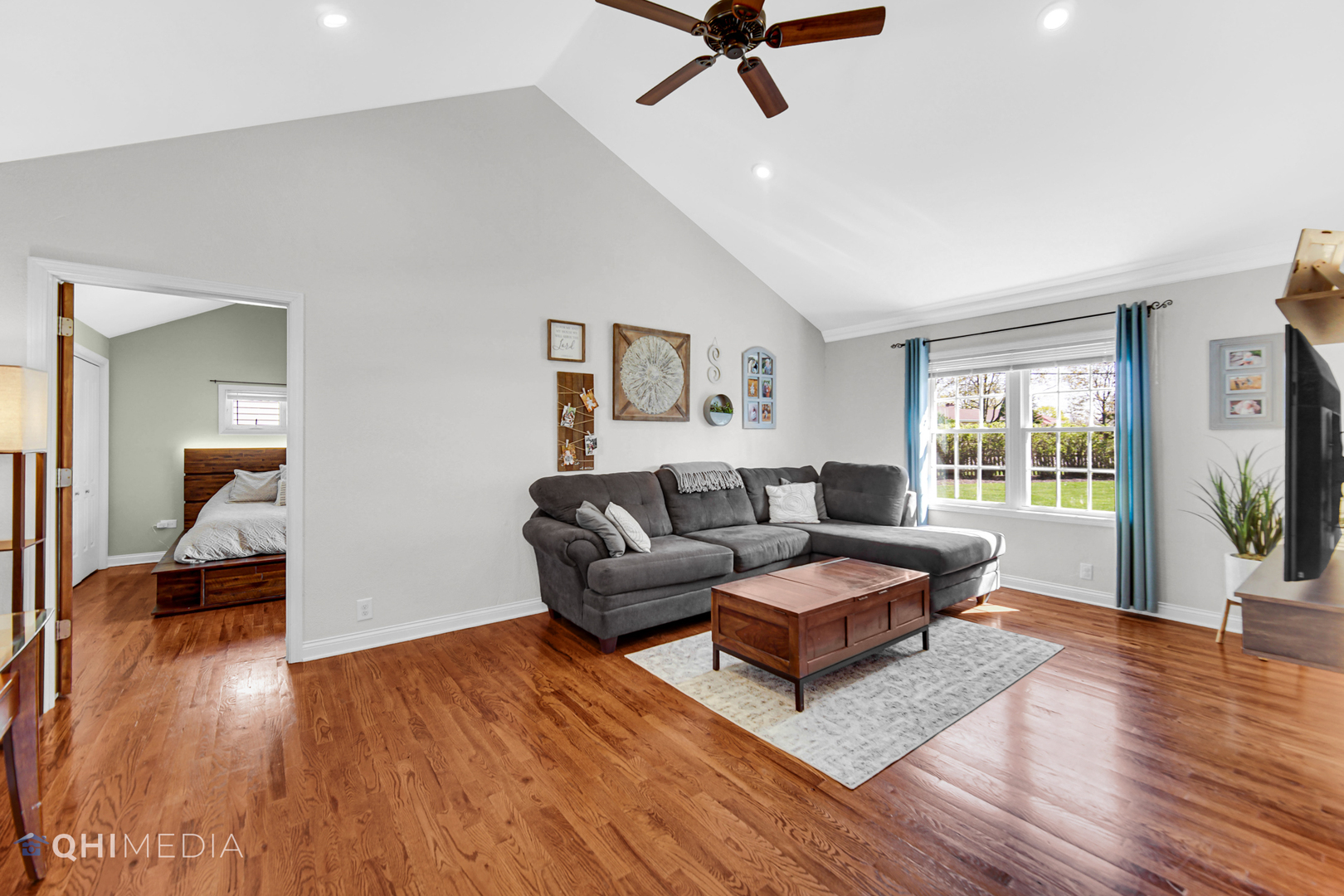 509 4th Street Lemont, IL 60439 - Photo 3 of 34 a living room with furniture and a wooden floor