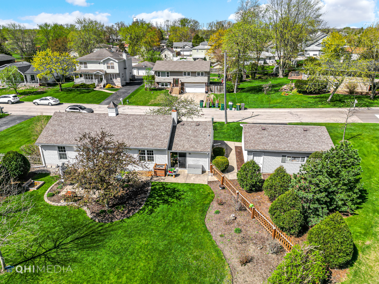 509 4th Street Lemont, IL 60439 - Photo 31 of 34 an aerial view of multiple houses with yard