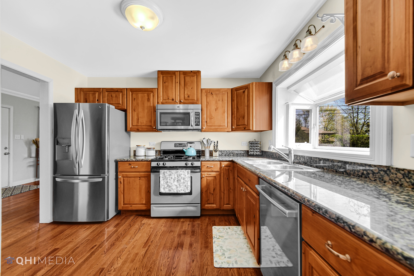 509 4th Street Lemont, IL 60439 - Photo 9 of 34 a kitchen with granite countertop a refrigerator stove top oven and sink