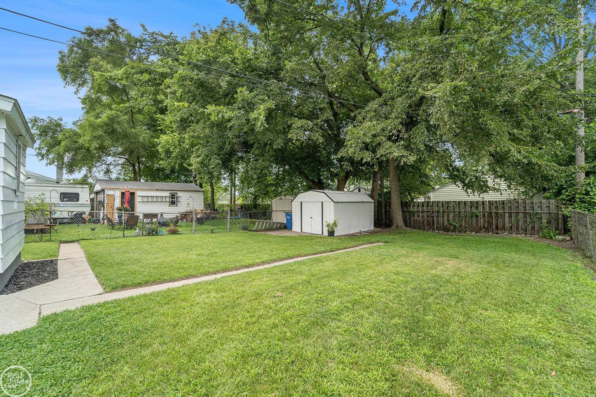 1975 Rome Avenue Warren, MI 48091 - Photo 22 of 25 50149085-30214577-c79b-4472-a820-cf4ce2a5c24a.JPG