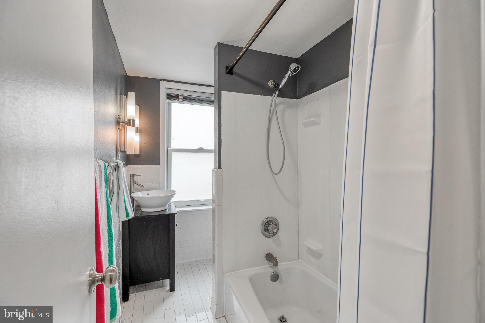 1136 Waverly Street, Unit R Philadelphia, PA 19147 - Photo 5 of 23 Full bright bathroom on second floor.