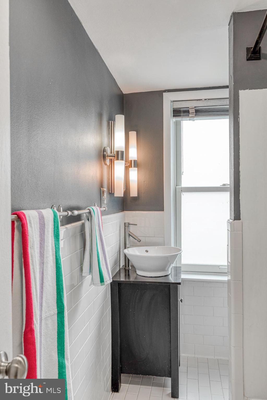 1136 Waverly Street, Unit R Philadelphia, PA 19147 - Photo 7 of 23 Full bright bathroom on second floor.