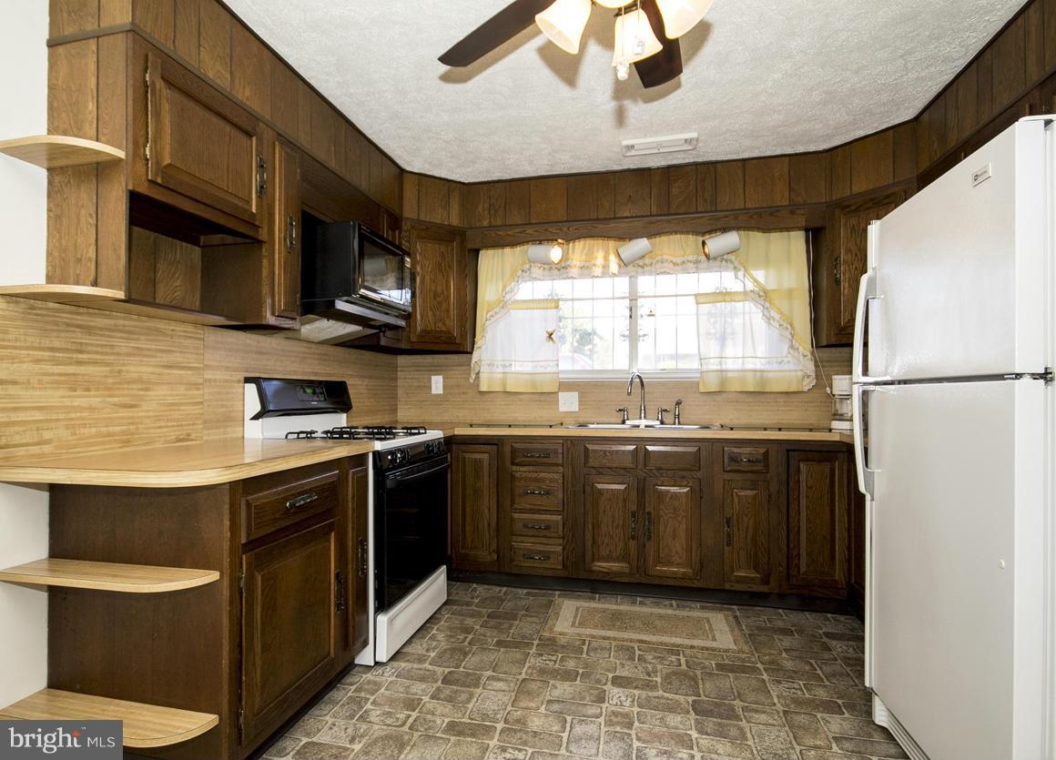 9701 Conmar Road Baltimore, MD 21220 - Photo 4 of 25 Kitchen