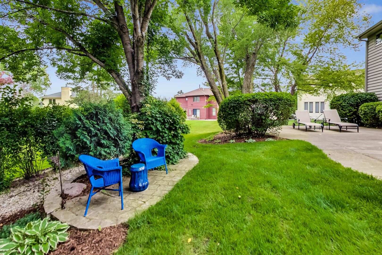 811 Edgemere Road Buffalo Grove, IL 60089 - Photo 11 of 11 a garden view with a seating space