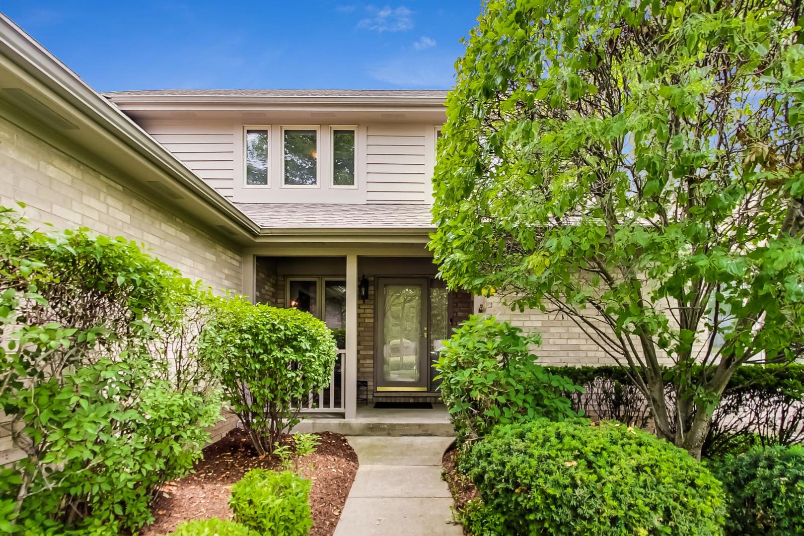 811 Edgemere Road Buffalo Grove, IL 60089 - Photo 4 of 11 a front view of a house with garden