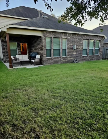 a view of a house with backyard and porch