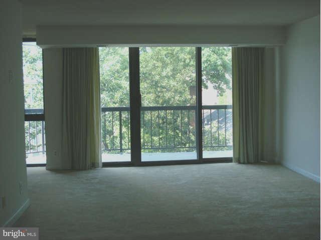 1401 North Rhodes Street, Unit 603 Arlington, VA 22209 - Photo 2 of 16 Living Room