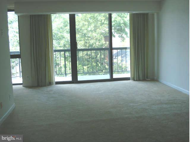 1401 North Rhodes Street, Unit 603 Arlington, VA 22209 - Photo 7 of 16 Living Room