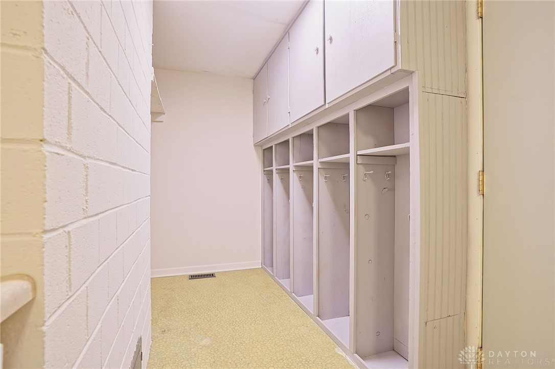 7670 Bigger Road Centerville, OH 45459 - Photo 20 of 41 laundry/mudroom