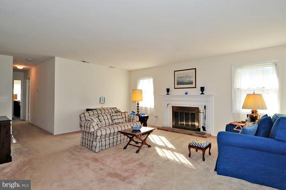 5010 West Running Brook Road Columbia, MD 21044 - Photo 11 of 18 Living Room