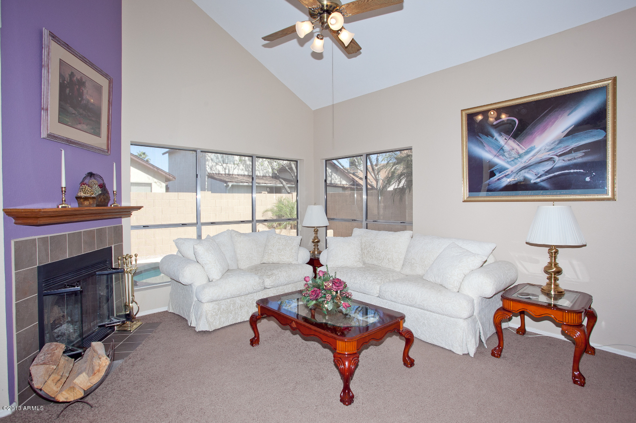 530 East Utopia Road Phoenix, AZ 85024 - Photo 2 of 20 Living Room