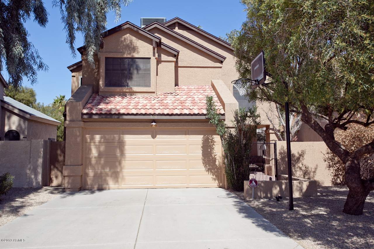530 East Utopia Road Phoenix, AZ 85024 - Photo 8 of 20 Front