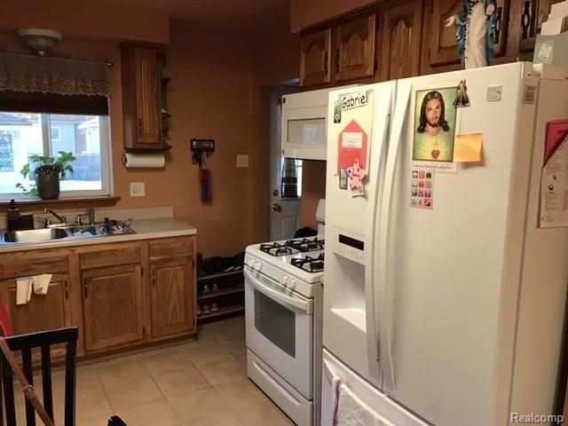 4817 East 13 Mile Road Warren, MI 48092 - Photo 2 of 19 4817 E 13 Mile Inside 10.JPG